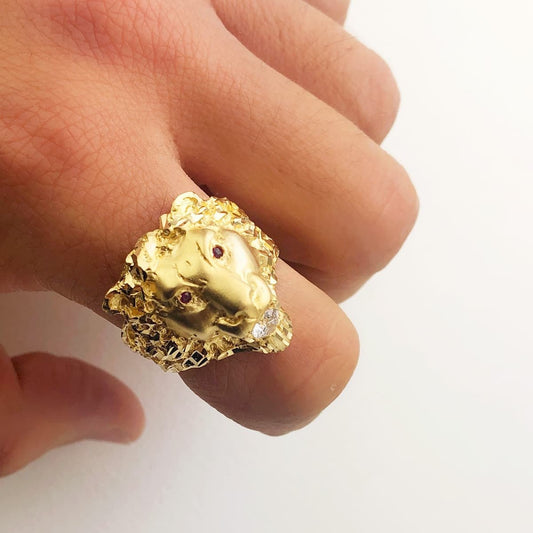 Chevalière lion oxyde rouge , zirconium blanc , Or 18K - PARADOXE