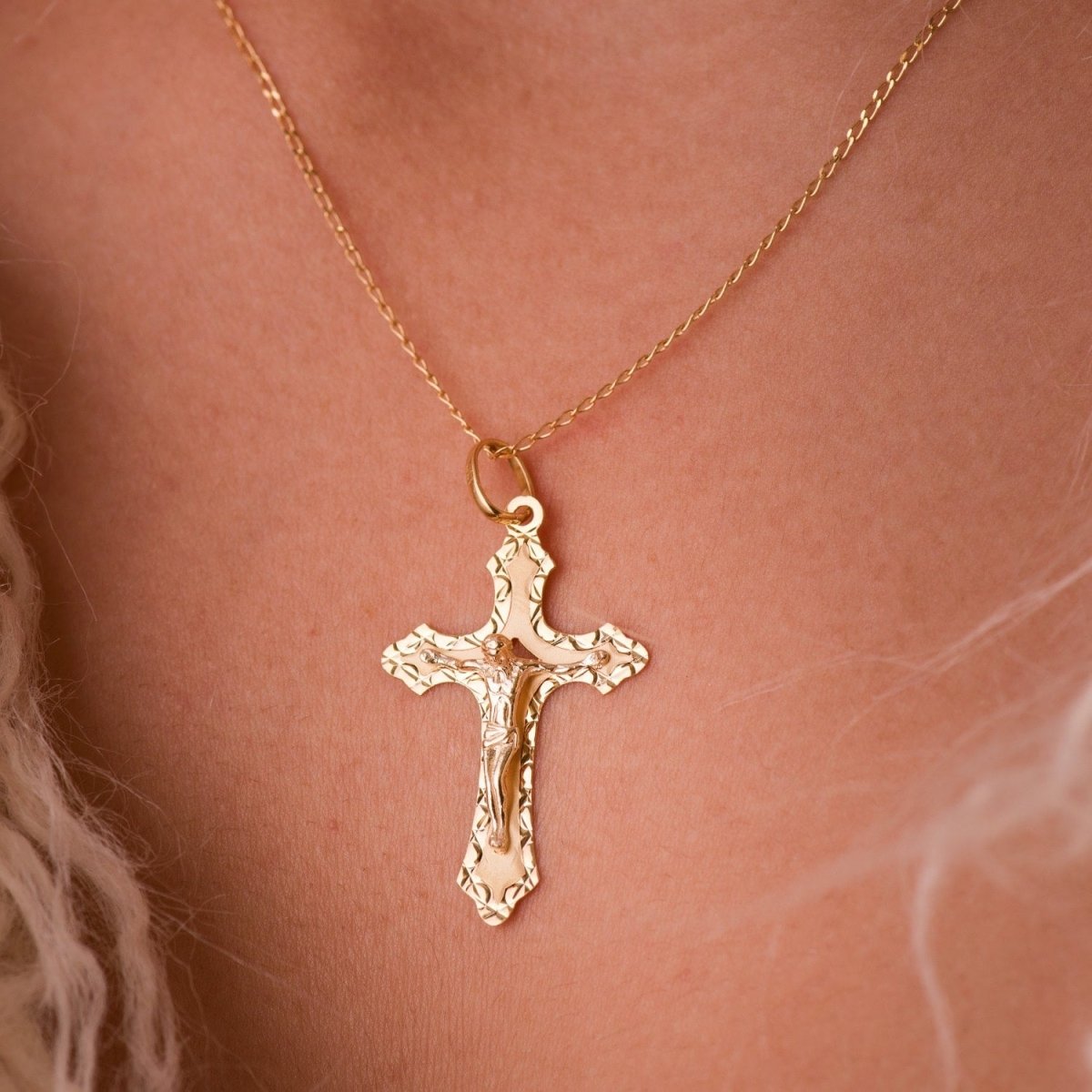 Pendentif christ facetté , Or 18K - PARADOXE