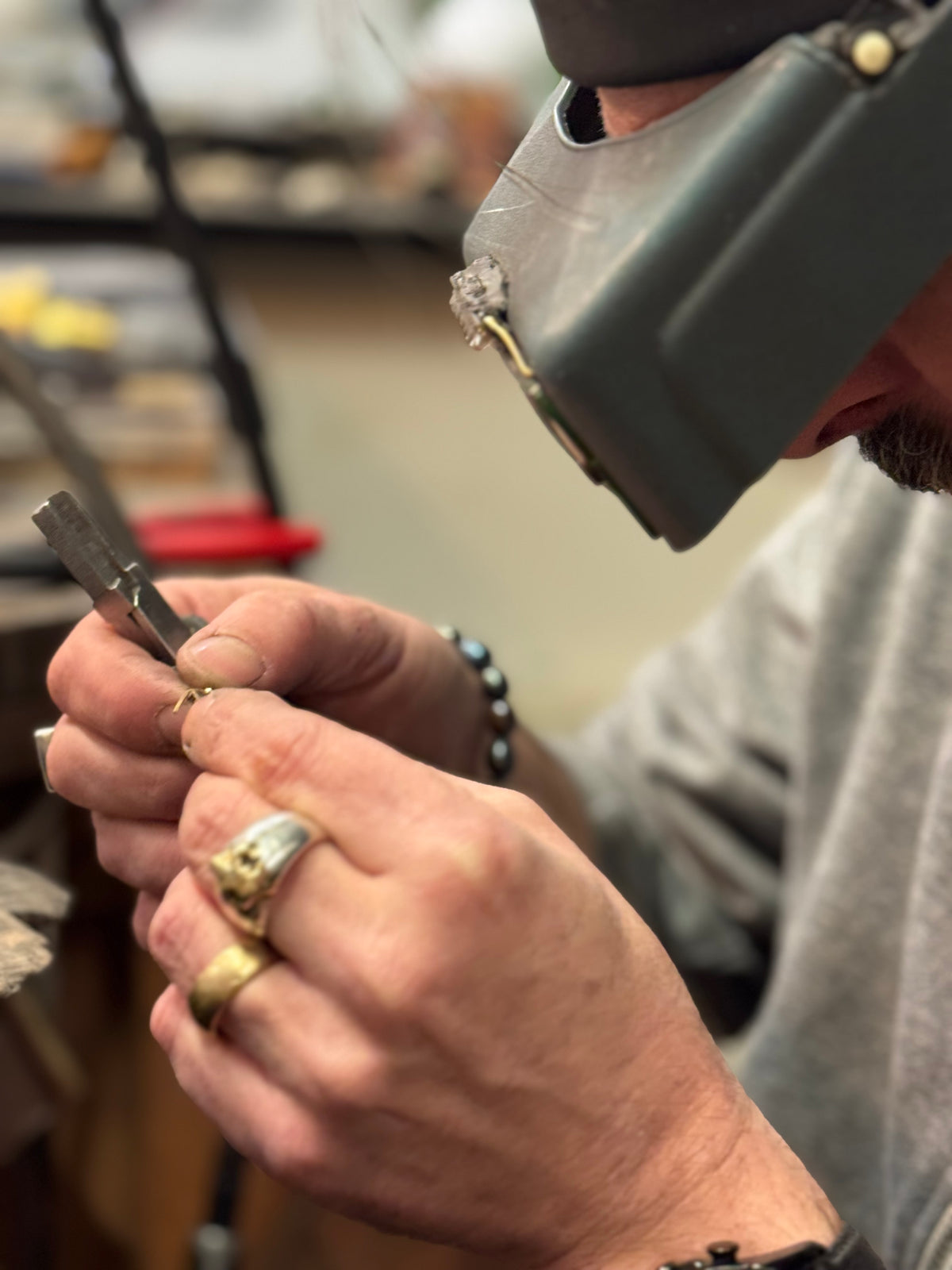 Bijoutier examinant une bague à la loupe