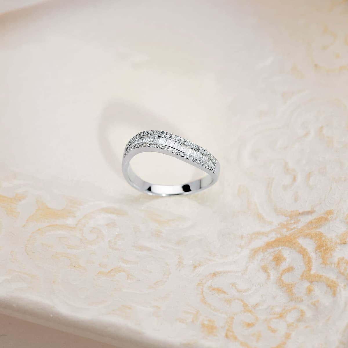 Bague courbé diamant , Or Blanc 18K - PARADOXE