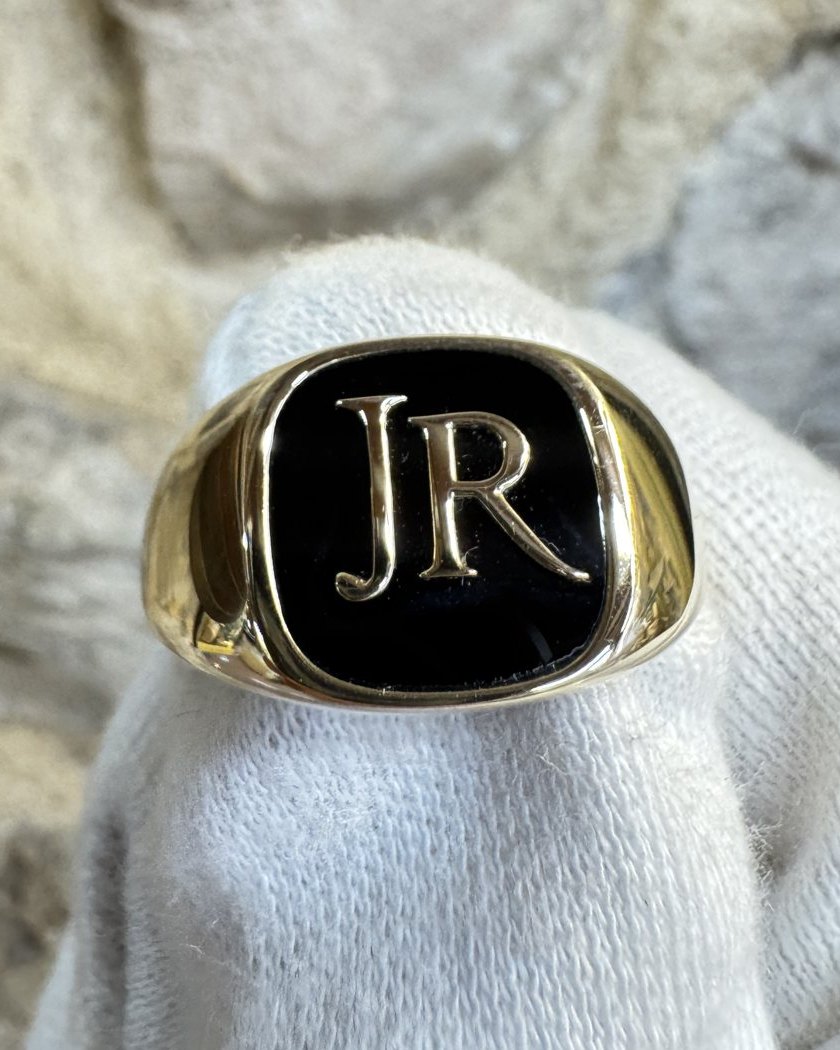 Chevalière en or 9 carats et onyx naturel, initiales en relief