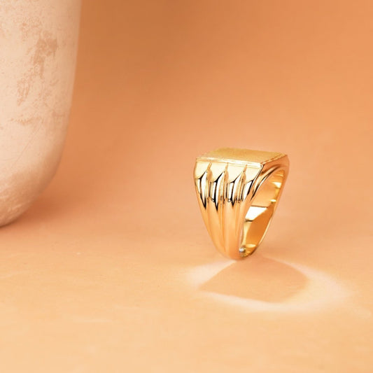 Chevalière carré strié , Or 18K - PARADOXE