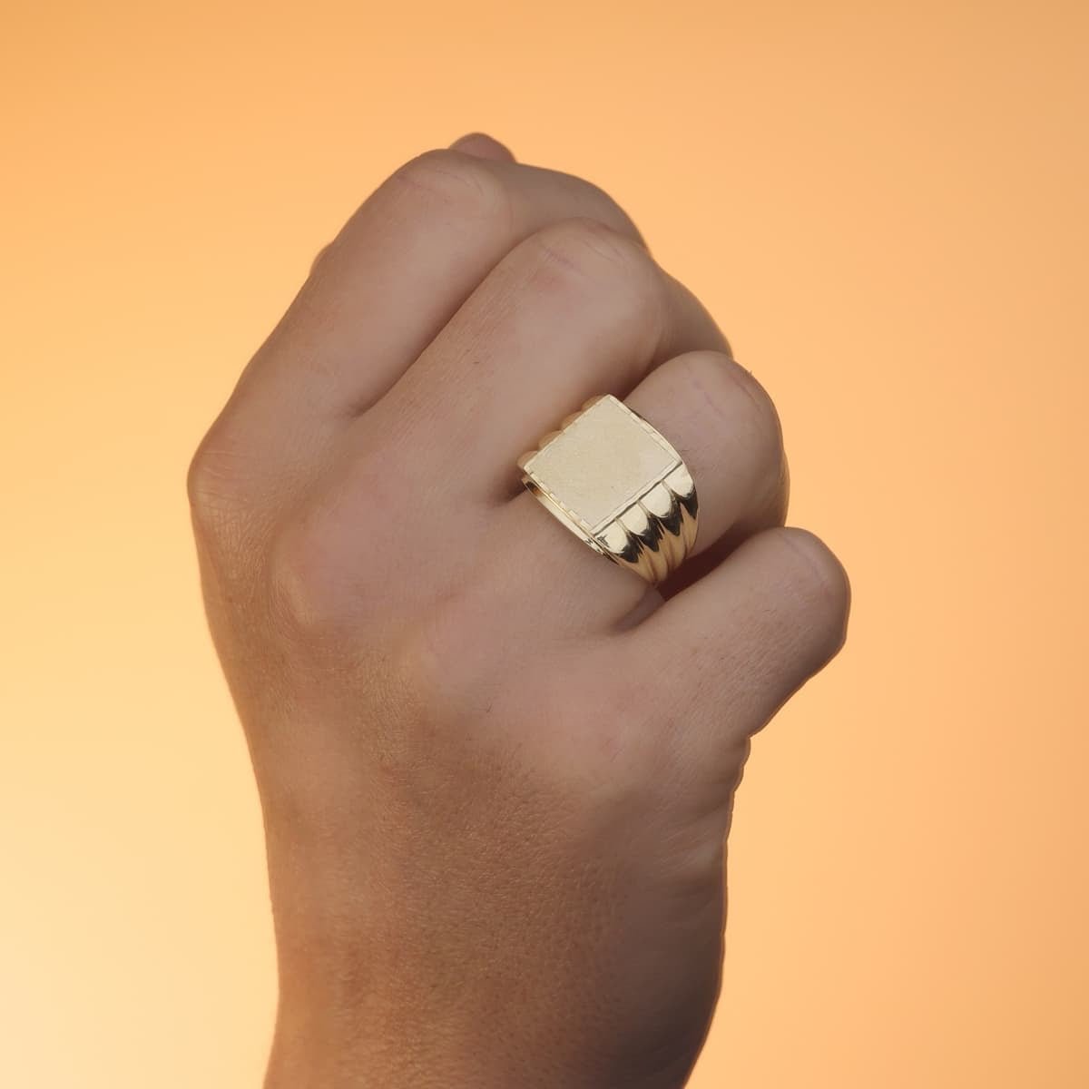 Chevalière carré strié , Or 18K - PARADOXE
