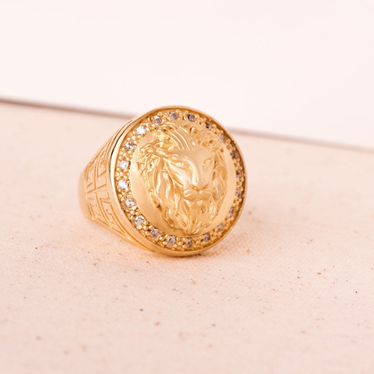Chevalière ronde lion zirconium blanc , Or 18K - PARADOXE