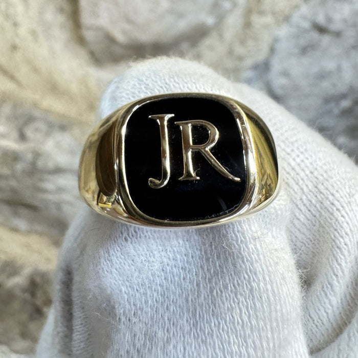 Chevalière JR terminée, en or 9 carats et onyx naturel